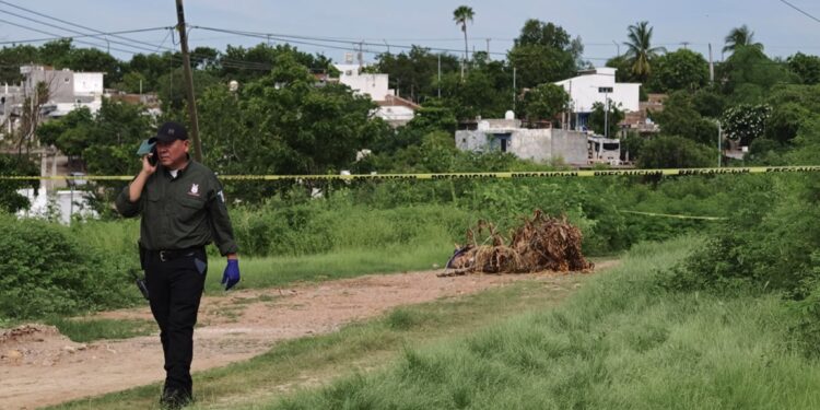 Encuentran asesinado a hombre desconocido en Lomas de Tamazula