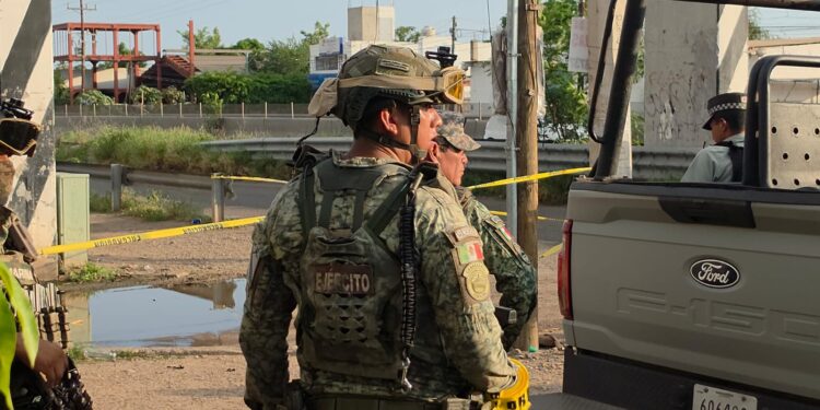 Asesinan a joven de 29 años en puente peatonal del campo El Diez