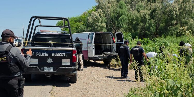 Hallan a un hombre asesinado y envuelto en una sábana en la carretera Culiacán-Eldorado