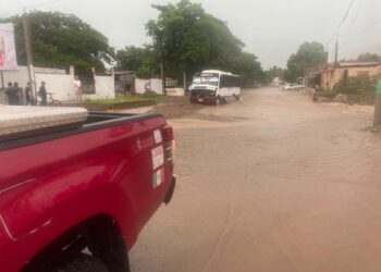 Reporte preliminar: Lluvias movilizan a Protección Civil y rescatan a 25 pasajeros en Culiacán