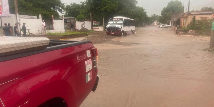 Reporte preliminar: Lluvias movilizan a Protección Civil y rescatan a 25 pasajeros en Culiacán