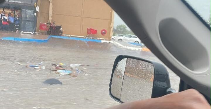 Reporte preliminar: Lluvias movilizan a Protección Civil y rescatan a 25 pasajeros en Culiacán