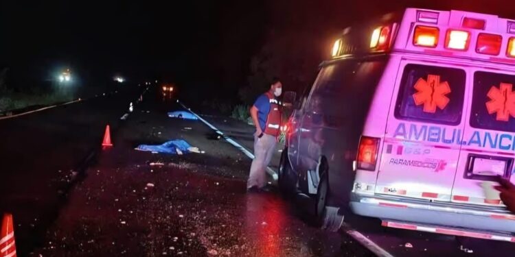 Mueren mujer y adolescente tras aparatoso accidente en la maxipista Culiacán-Mazatlán