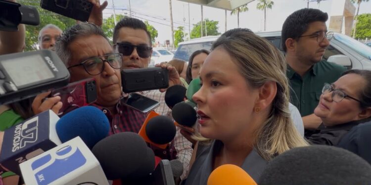 Tras rescate de 25 pasajeros, gobernadora piden a choferes no arriesgar vidas cruzando calles inundadas