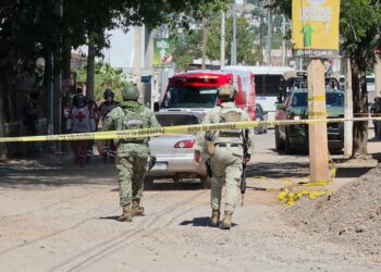Asesinan a balazos a hombre dentro de un vehículo en la colonia Las Cucas