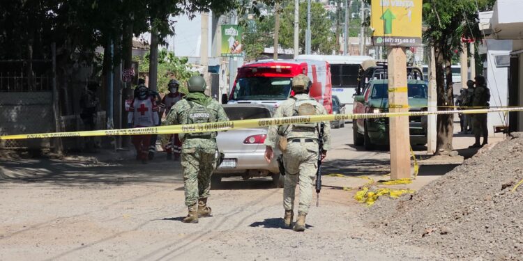 Asesinan a balazos a hombre dentro de un vehículo en la colonia Las Cucas