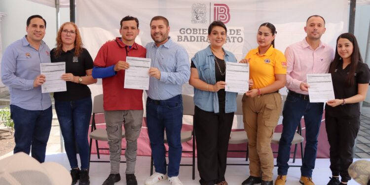 José Paz López entrega pólizas de seguro de vida y bono educativo a personal sindicalizado
