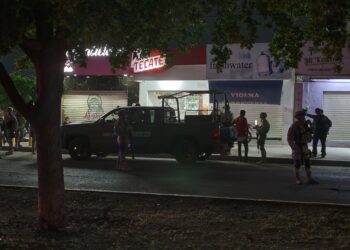 Asesinan a dos hombres dentro de expendio de cerveza en la colonia Humaya