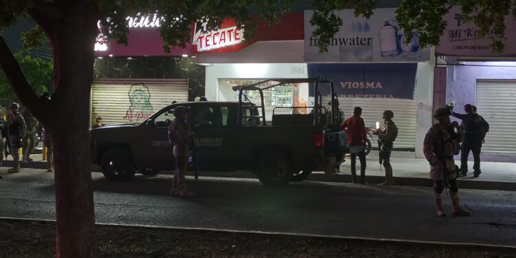 Asesinan a dos hombres dentro de expendio de cerveza en la colonia Humaya