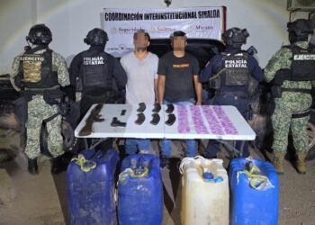 En Mazatlán, Grupo Interinstitucional detiene a dos civiles; asegura armas, droga, municiones y 200 litros de gasolina