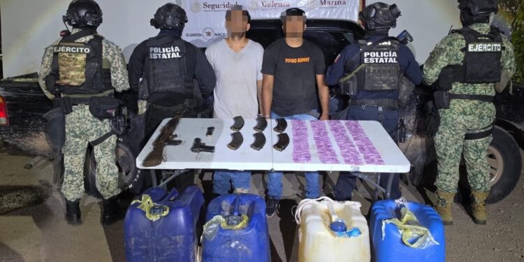 En Mazatlán, Grupo Interinstitucional detiene a dos civiles; asegura armas, droga, municiones y 200 litros de gasolina
