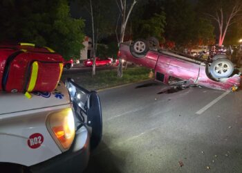 Tres lesionados deja aparatosa volcadura frente a Plaza Sur en Culiacán