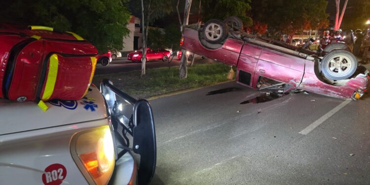 Tres lesionados deja aparatosa volcadura frente a Plaza Sur en Culiacán