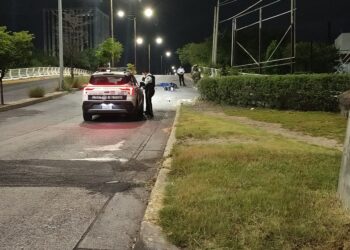 Muere motociclista tras derrapar y salir del camino en Tres Ríos