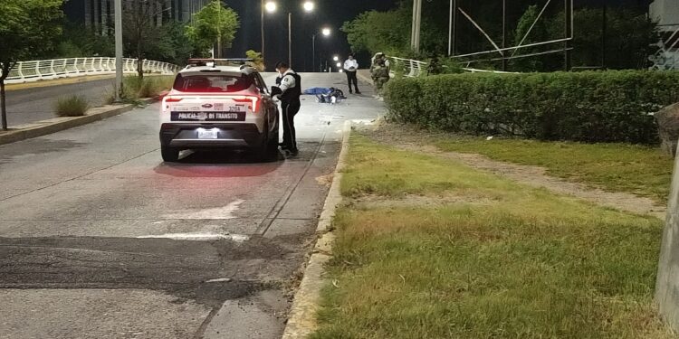 Muere motociclista tras derrapar y salir del camino en Tres Ríos