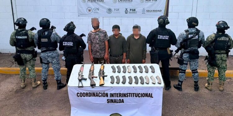 Tras reporte ciudadano, el Grupo Interinstitucional detiene a tres civiles con armas largas, cargadores y municiones, en Mazatlán