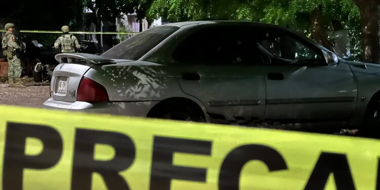 Asesinan a un hombre dentro de un automóvil en la colonia Progreso de Culiacán