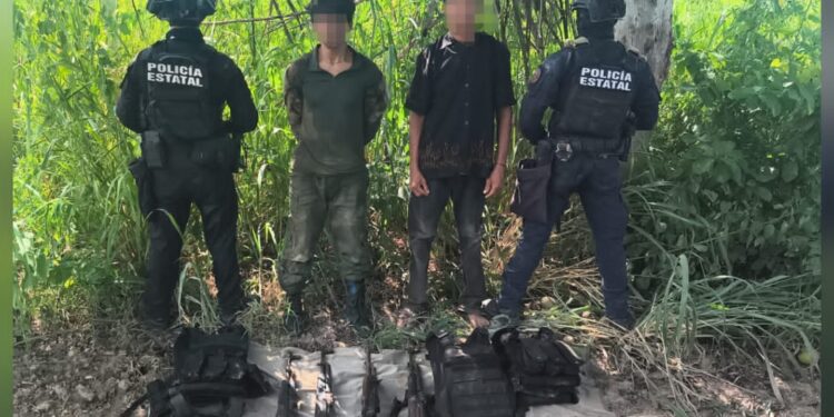 Grupo Interinstitucional detiene a tres personas y asegura armas, municiones y equipo táctico en Escuinapa