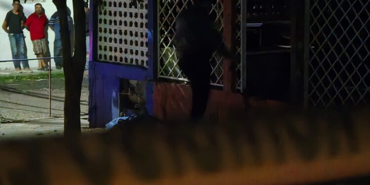 Asesinan a balazos a joven en calles de la colonia Lázaro Cárdenas, en Culiacán