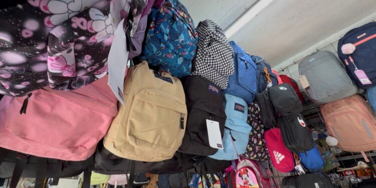 Regreso a clases reactiva venta de mochilas en Culiacán, pero comerciantes esperaban más