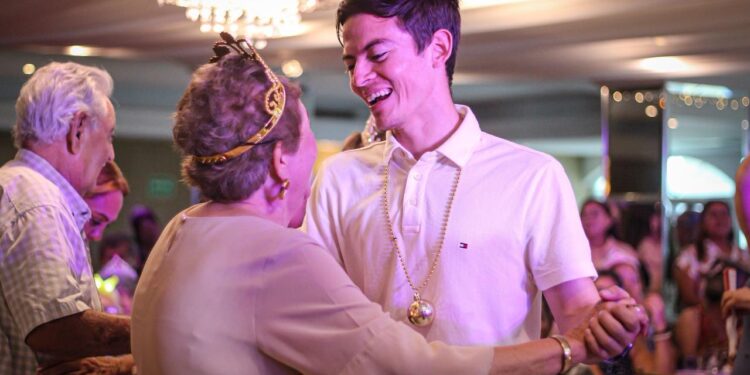 Al ritmo de los años 70, DIF Bienestar Culiacán celebra a sus abuelitas y abuelitos
