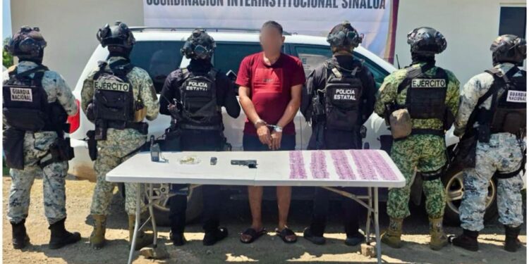 Policías Estatales detienen a 16 personas, aseguran armamento y explosivos, en operativos en Sinaloa