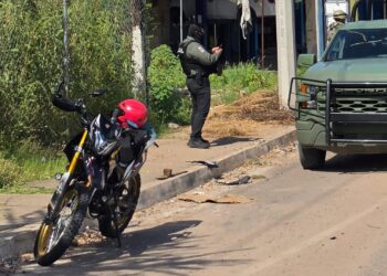 Presuntos asesinos de motociclista chocan durante la huida y abandonan arma en vehículo