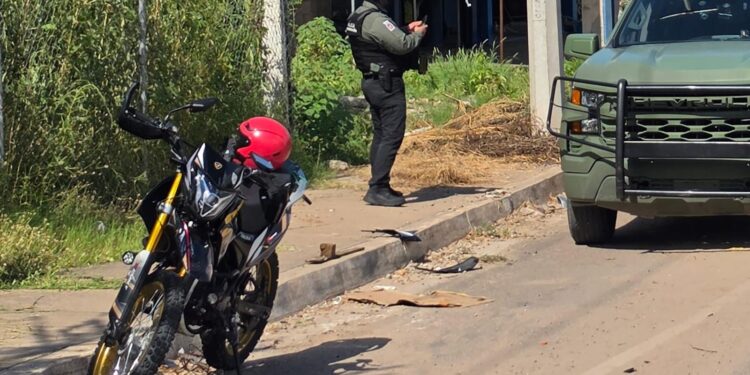 Presuntos asesinos de motociclista chocan durante la huida y abandonan arma en vehículo