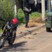 Presuntos asesinos de motociclista chocan durante la huida y abandonan arma en vehículo