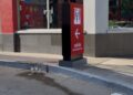 Colocan veladoras y una cruz de tierra a las afueras del KFC donde fue asesinado César Gastélum