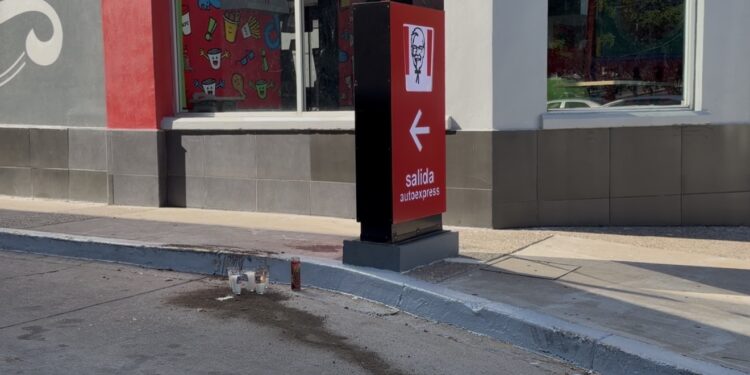 Colocan veladoras y una cruz de tierra a las afueras del KFC donde fue asesinado César Gastélum