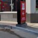 Colocan veladoras y una cruz de tierra a las afueras del KFC donde fue asesinado César Gastélum