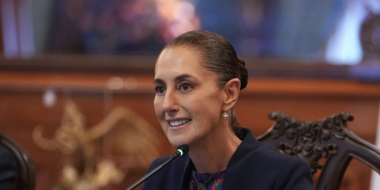 “El poder que olvida al pueblo termina enfrentándose a la historia”: Sheinbaum