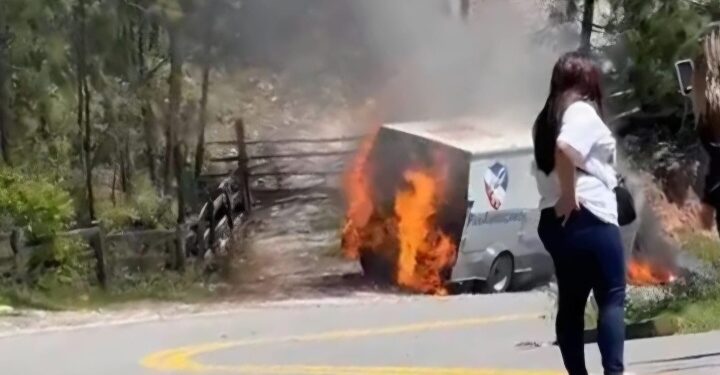 Se incendia camión de valores en carretera a Surutato; custodios resultan ilesos