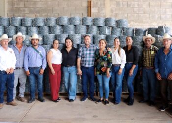 Continúan los apoyos para el sector ganadero de Badiraguato; José Paz López entrega alambre de púas para remiendo