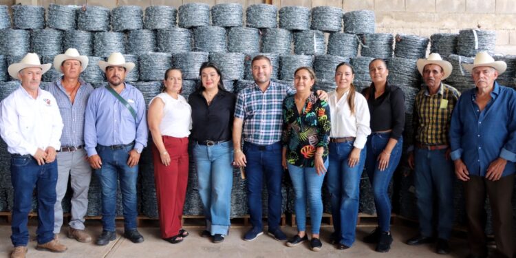 Continúan los apoyos para el sector ganadero de Badiraguato; José Paz López entrega alambre de púas para remiendo