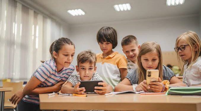Sinaloa prepara cambios en las aulas para restringir uso de celulares durante clases