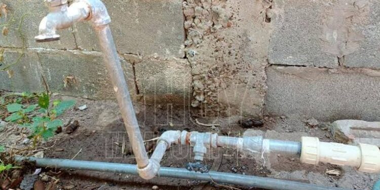 Tomas clandestinas de agua persisten en Culiacán; JAPAC aplica multas a quienes incurren en esta práctica