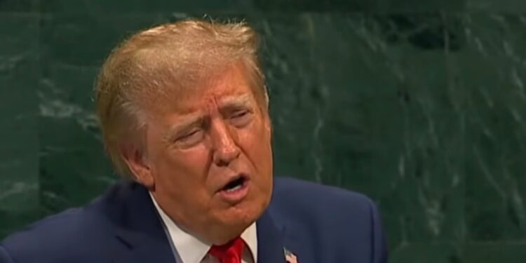 Trump acusa a México de ser epicentro del narcotráfico y lanza advertencia militar