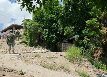 Asesinan a balazos a hombre en el acceso de un domicilio en Las Cascadas