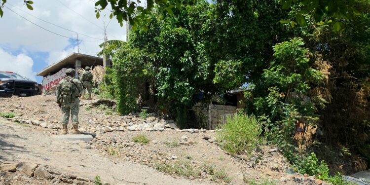 Asesinan a balazos a hombre en el acceso de un domicilio en Las Cascadas