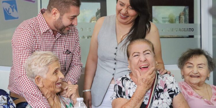 José Paz López convive con adultos mayores de Badiraguato y refrenda compromiso por su bienestar