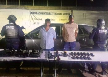 En Culiacán, el Grupo Interinstitucional detuvo a dos civiles que, presuntamente, acababan de despojar un vehículo; estaban armados