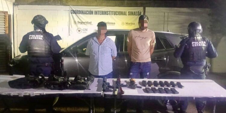 En Culiacán, el Grupo Interinstitucional detuvo a dos civiles que, presuntamente, acababan de despojar un vehículo; estaban armados