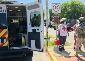 Asesinan a balazos a joven en parada de camiones frente a Ciudad Universitaria