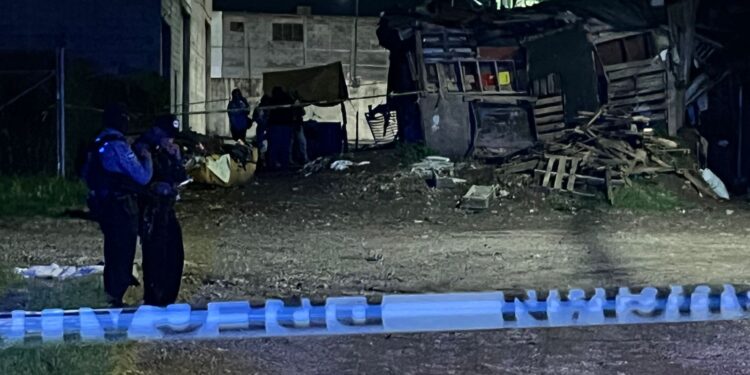 Asesinan a balazos a joven mujer dentro de una choza en una zona de invasiones al sur de Culiacán