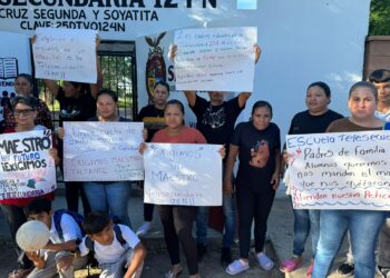 Sin maestro desde el inicio de clases, padres cierran telesecundaria en Eldorado