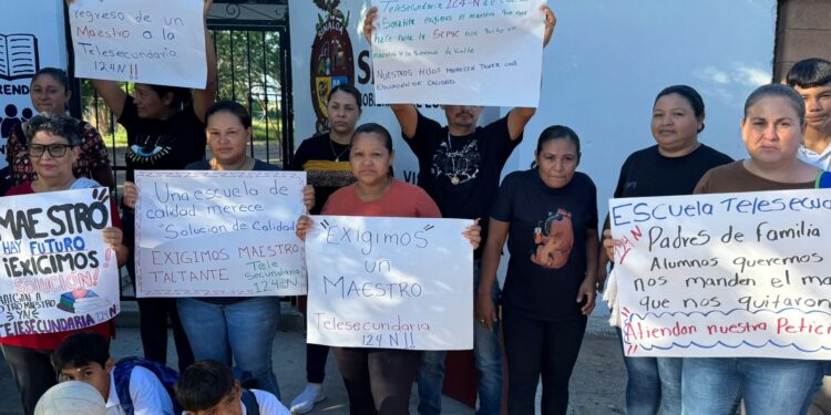 Sin maestro desde el inicio de clases, padres cierran telesecundaria en Eldorado