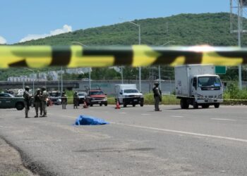 Asesinan a balazos a un hombre sobre La Costerita; autoridades investigan posible identidad