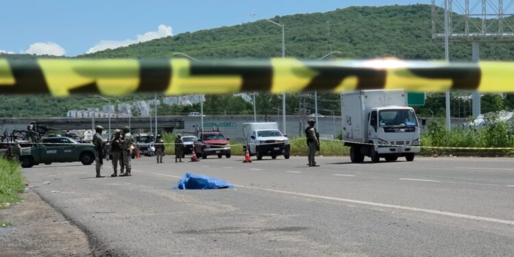Asesinan a balazos a un hombre sobre La Costerita; autoridades investigan posible identidad